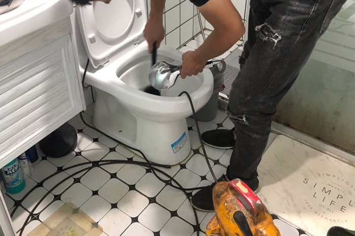 本溪马桶堵塞自己疏通还是找师傅？专业上门服务让你省时更省心